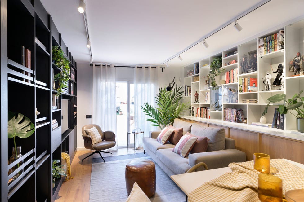 salón abierto de diseño moderno con estanterías a ambos lados