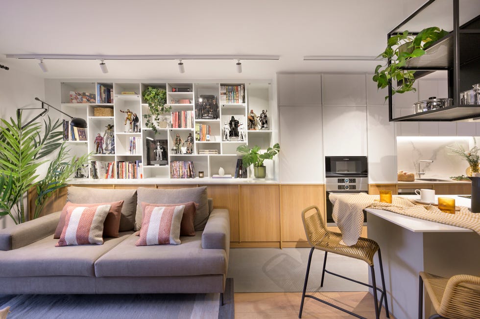 salón abierto de diseño moderno con estantería blanca