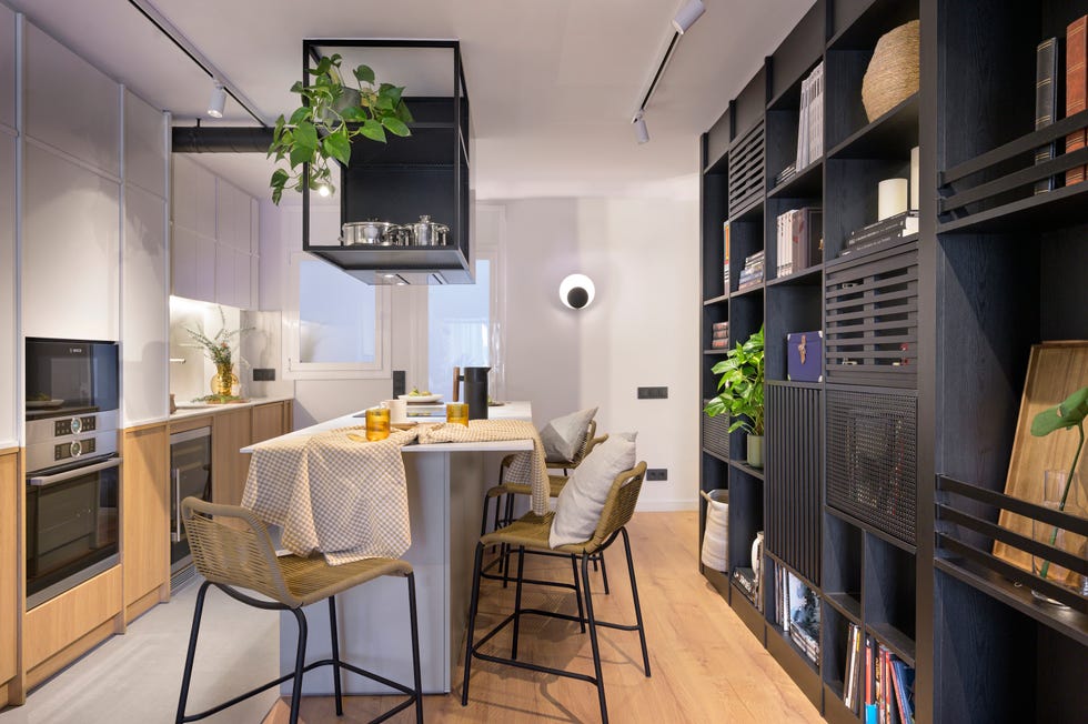 cocina con isla central de diseño moderno integrada en el salón