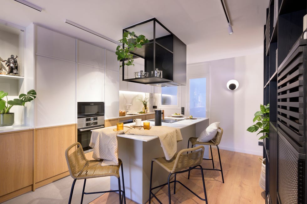 cocina con isla central de diseño moderno integrada en el salón
