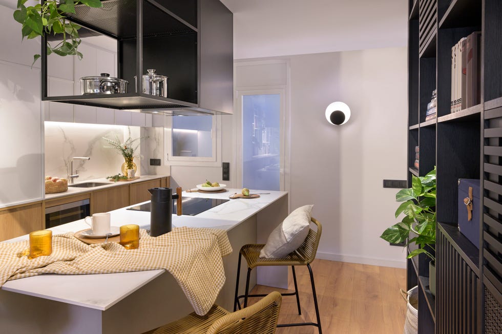 cocina con isla central de diseño moderno integrada en el salón
