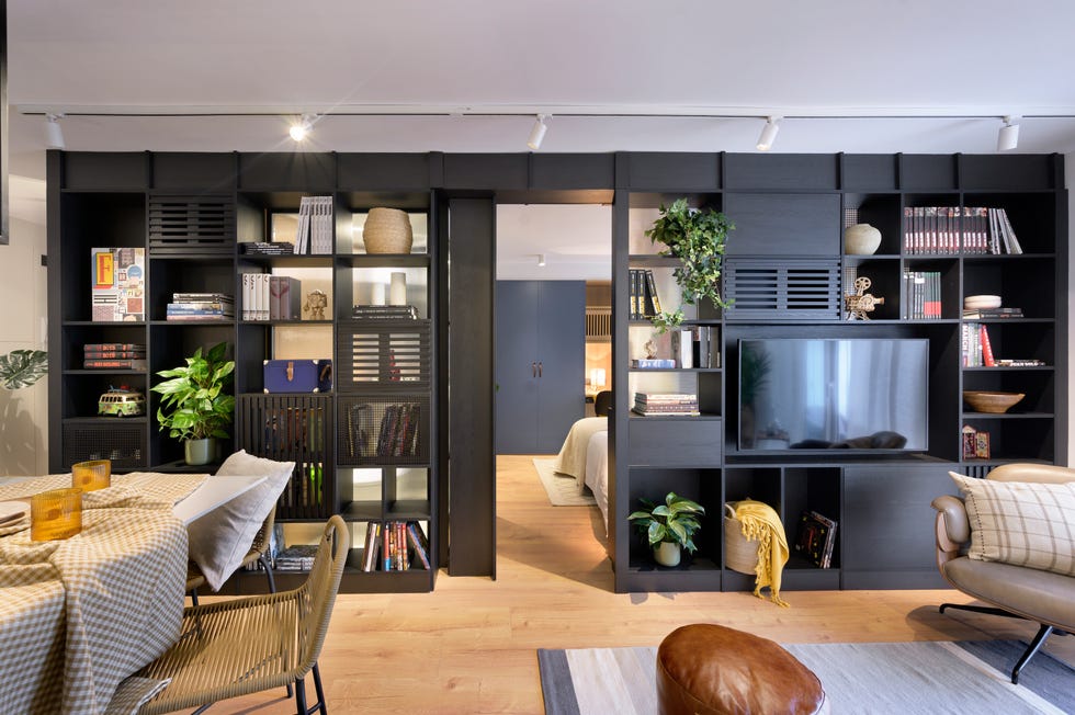 salón abierto de diseño moderno con estantería negra