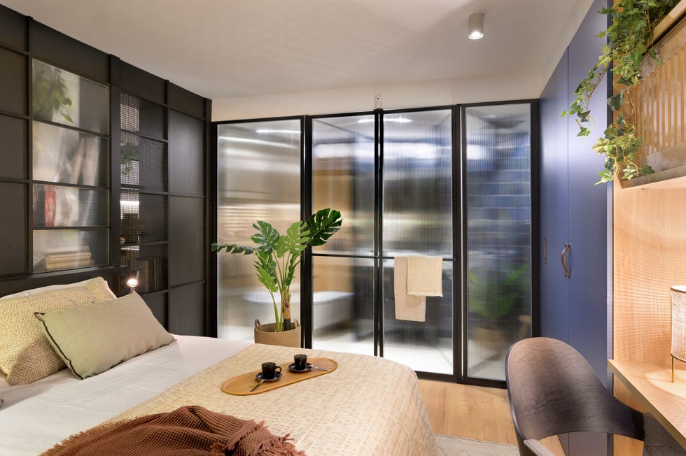 baño en suite con cerramiento de vidrio
