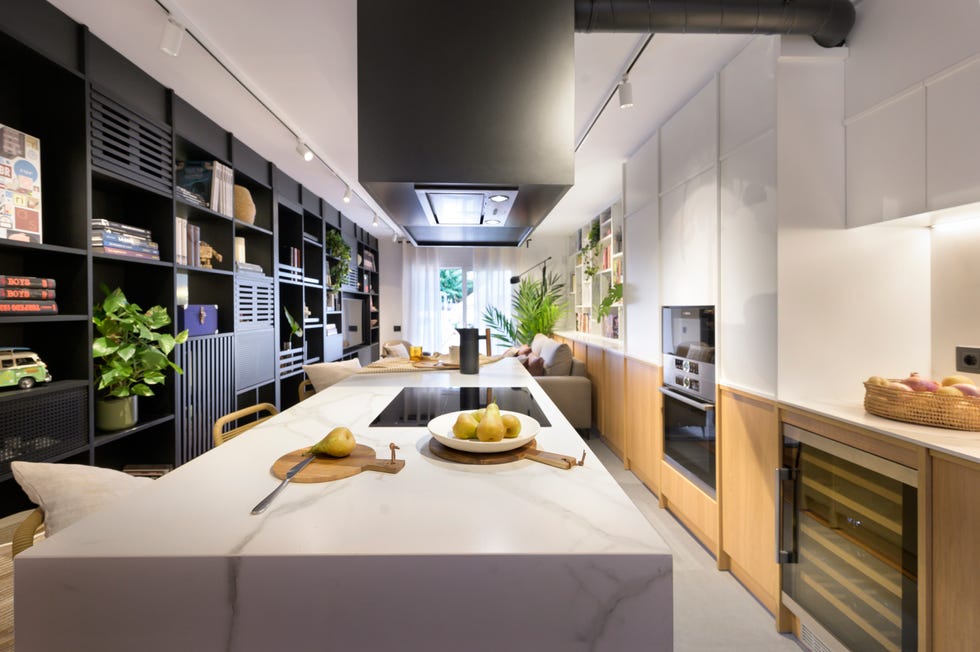 cocina con isla central de diseño moderno integrada en el salón
