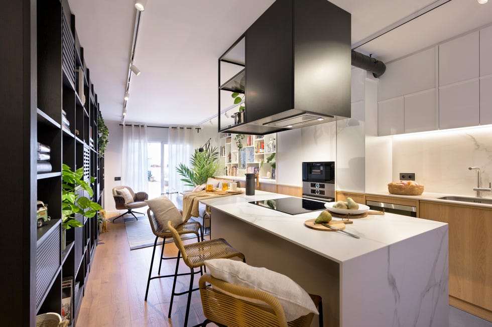 cocina con isla central de diseño moderno integrada en el salón