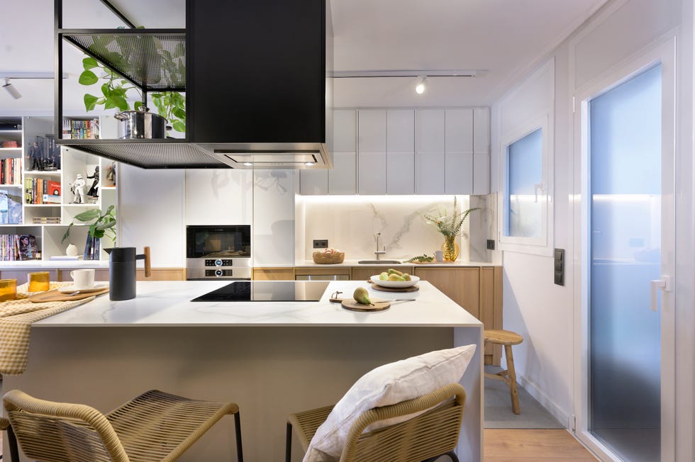 cocina con isla central de diseño moderno integrada en el salón