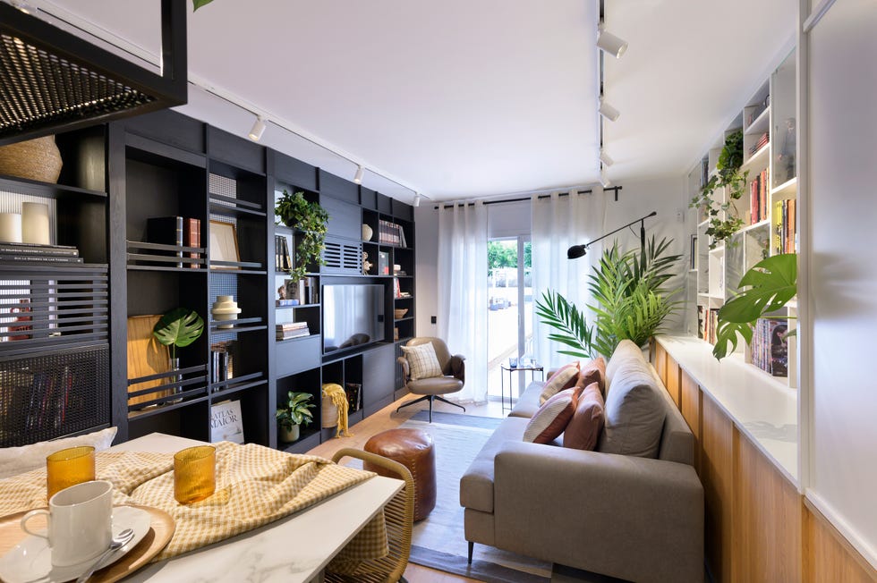 salón abierto de diseño moderno con estantería negra