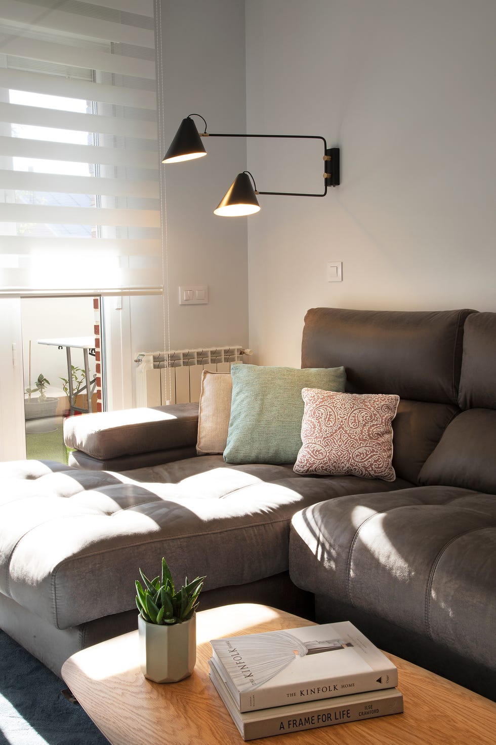 sofá de piel marrón con chaise longue