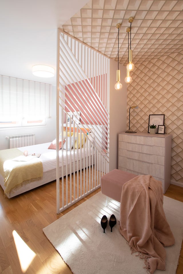 dormitorio chic con celosía como divisor de ambientes
