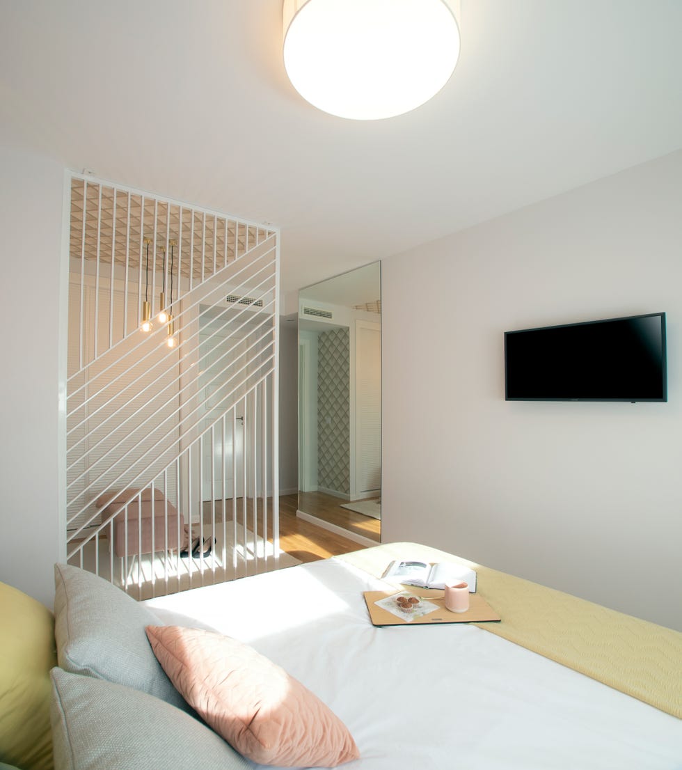 dormitorio chic con celosía como divisor de ambientes