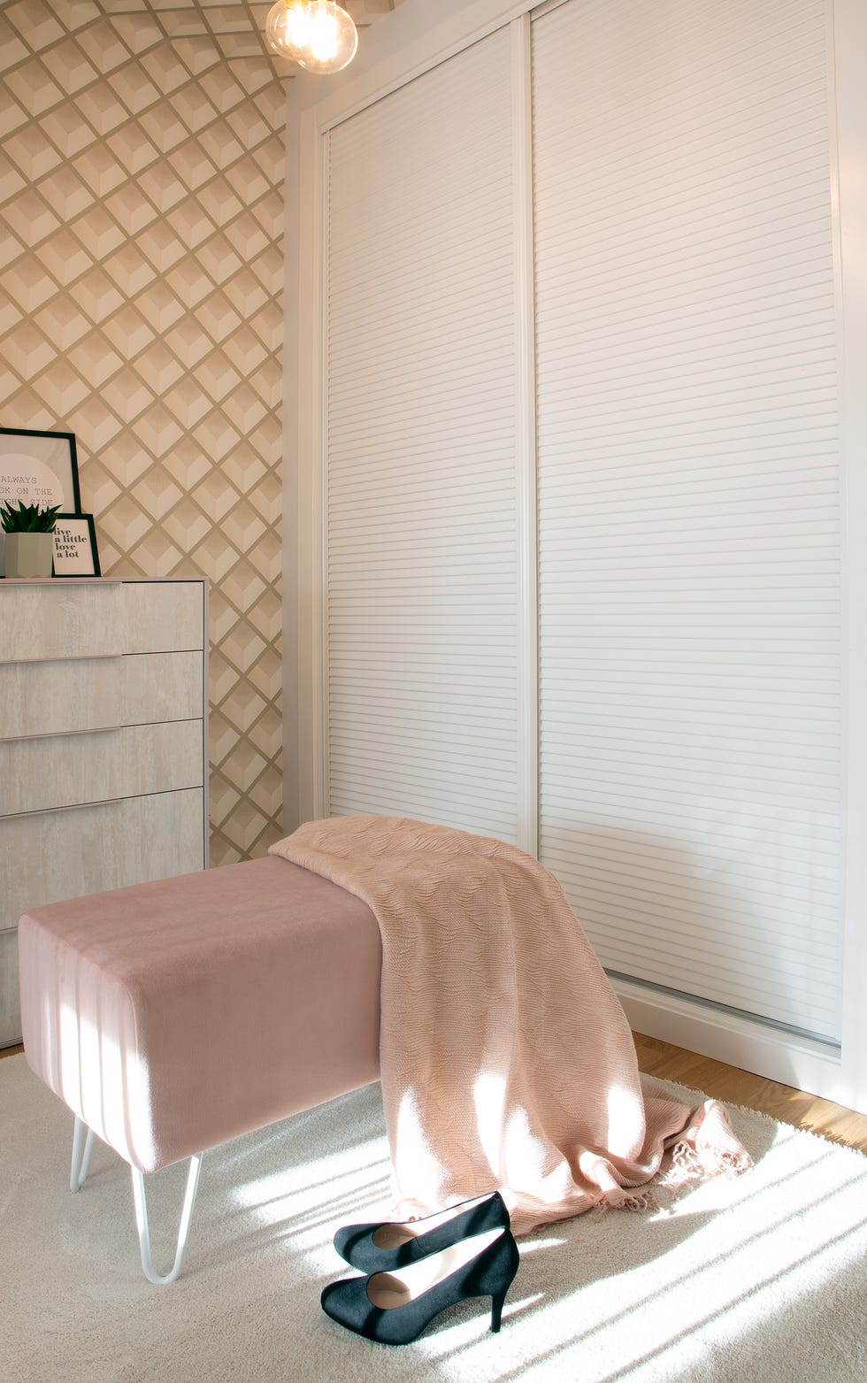 vestidor con puertas correderas de persiana y banqueta tapizada en terciopelo rosa