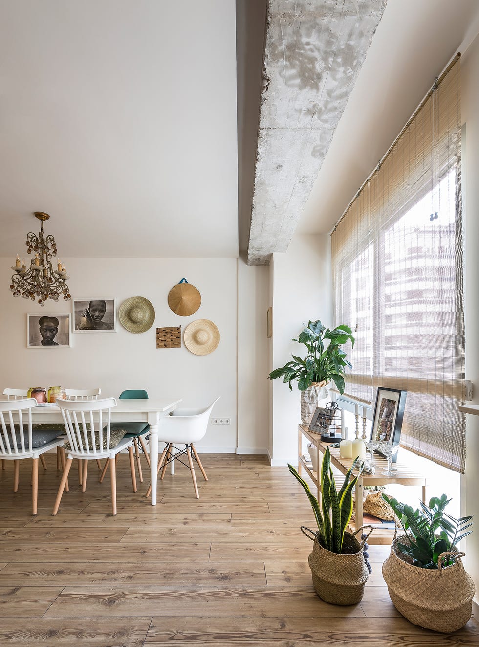 comedor abierto de estilo mediterráneo decorado en blanco
