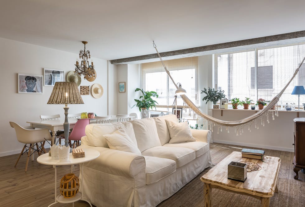 salón abierto al comedor decorado con estilo mediterráneo y una hamaca