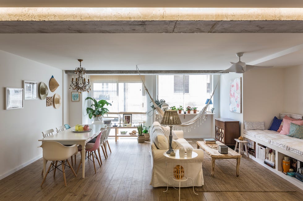salón abierto al comedor de estilo mediterráneo con vigas de cuelgue vistas