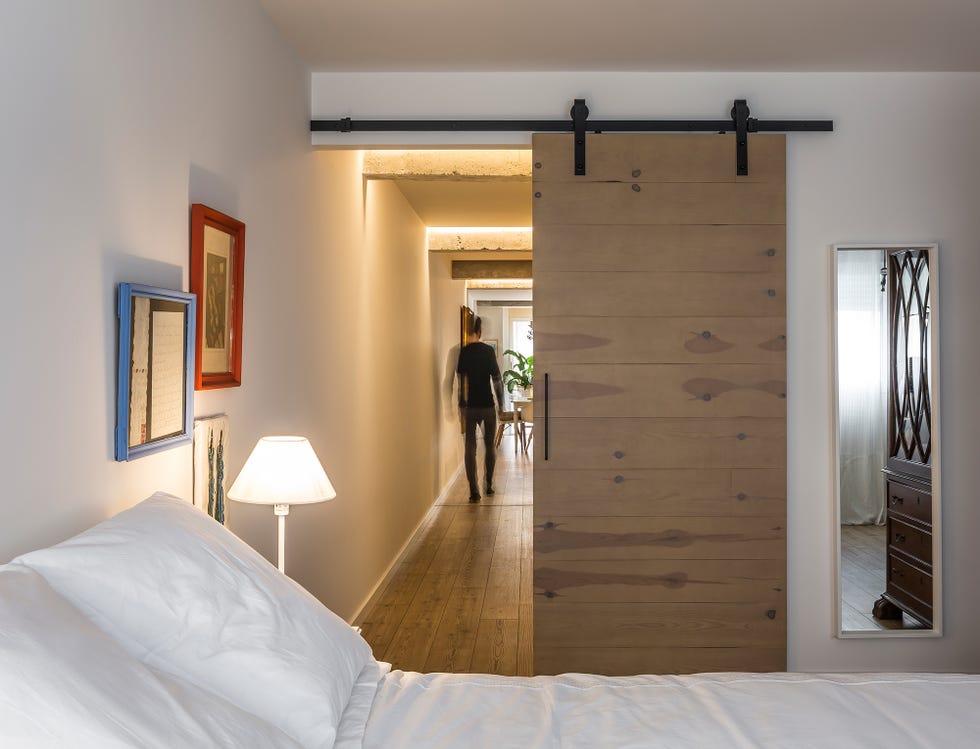 dormitorio con puerta corredera de madera estilo granero