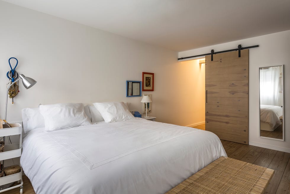 dormitorio con puerta corredera de madera estilo granero