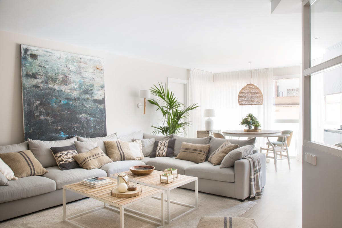 piso con espacios abiertos decorado en tonos neutros y luminosos