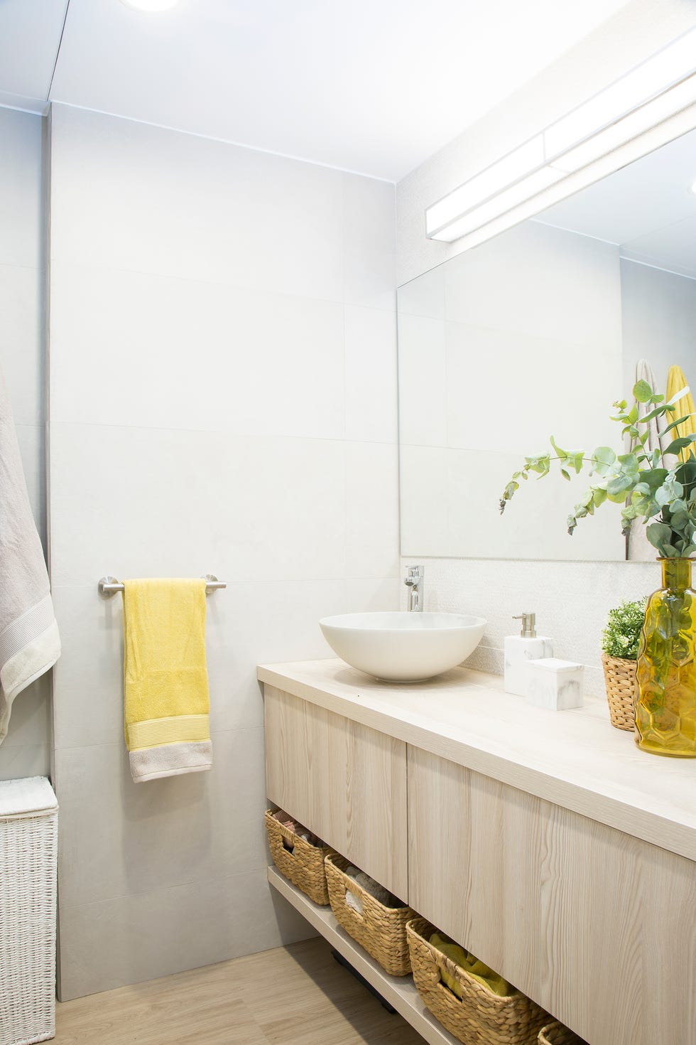 piso con espacios abiertos decorado en tonos neutros y luminosos