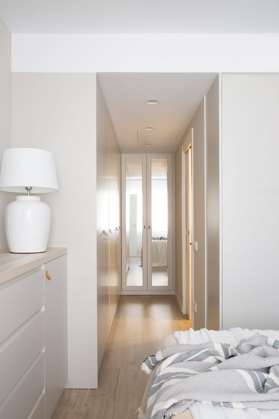 piso con espacios abiertos decorado en tonos neutros y luminosos