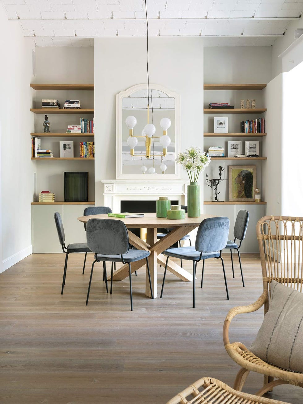piso reformado en barcelona zona de comedor con chimenea