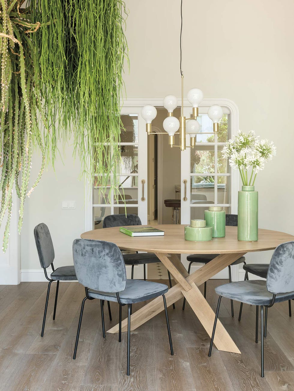piso reformado en barcelona comedor con puertas correderas