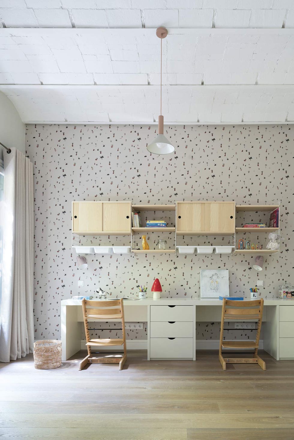 piso reformado en barcelona dormitorio infantil con zona de estudio
