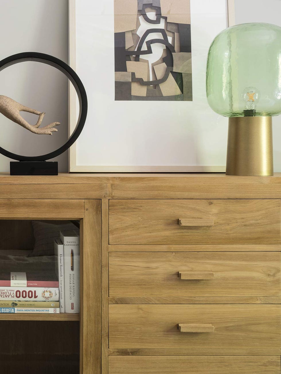 piso reformado en barcelona aparador de madera con adornos arty