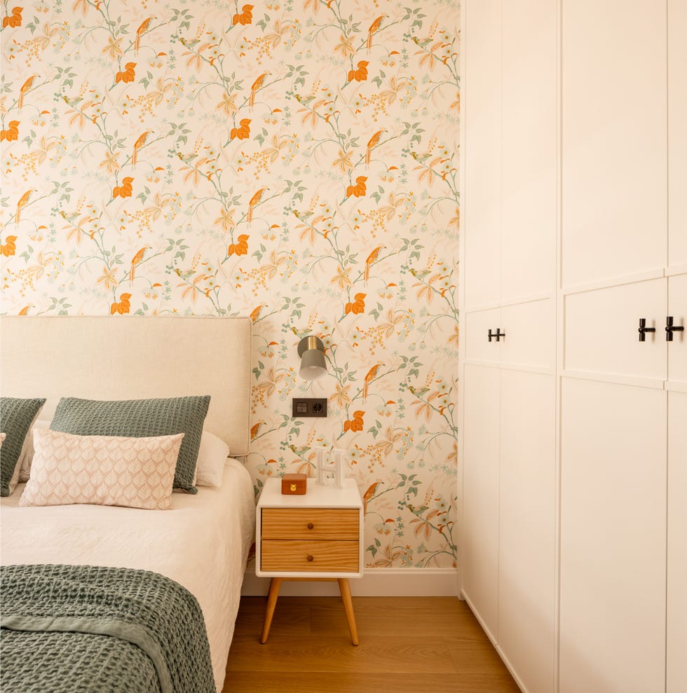 habitación infantil con papel pintado floral