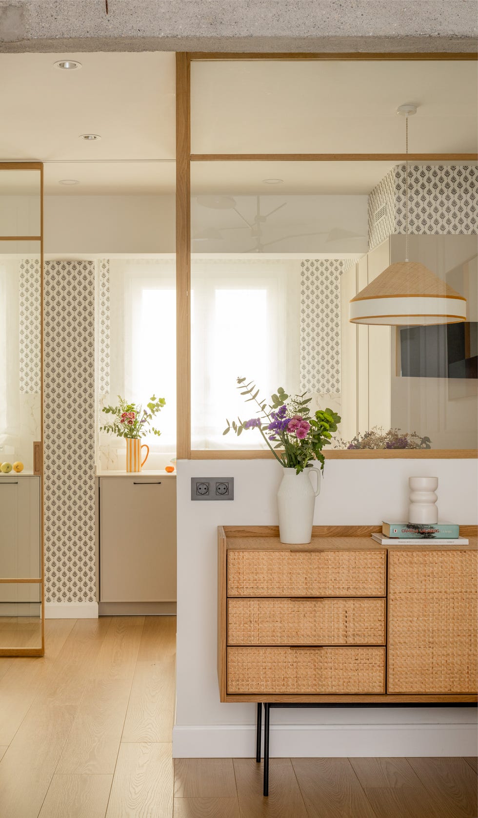 cocina con cerramiento de cristal y perfilería de madera