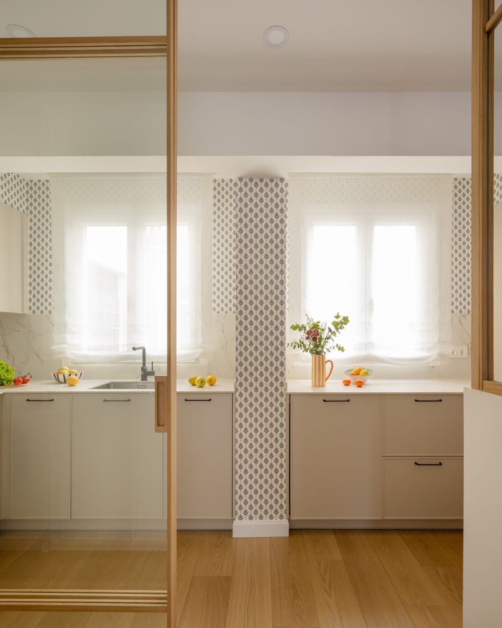 cocina con puertas correderas de cristal con perfilería de madera