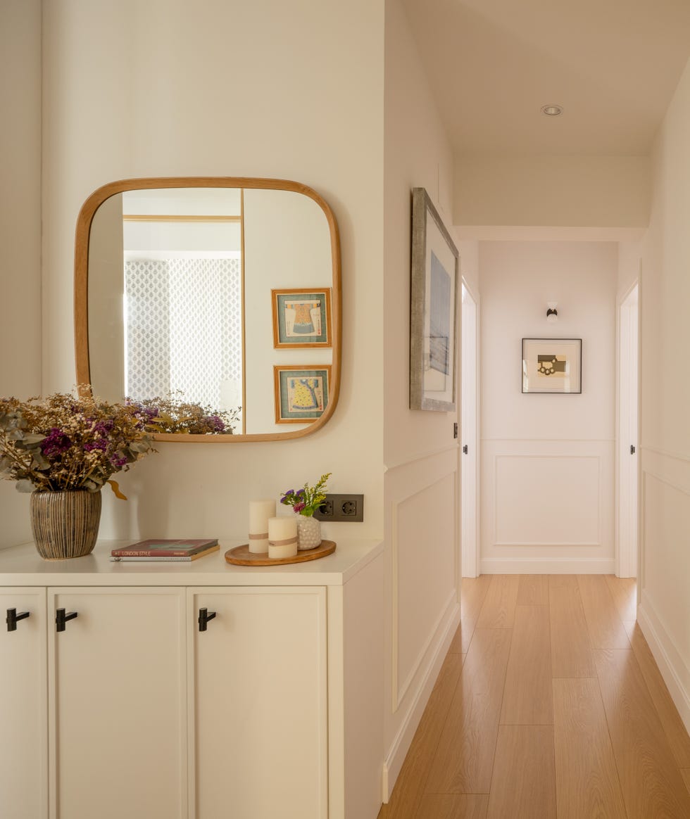 mueble de recibidor blanco y espejo con marco de madera