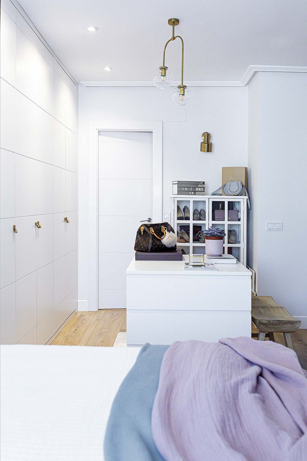 piso reformado en madrid dormitorio con vestidor