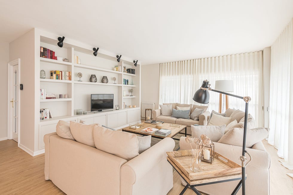 salón natural con librería blanca a medida y sofás beige