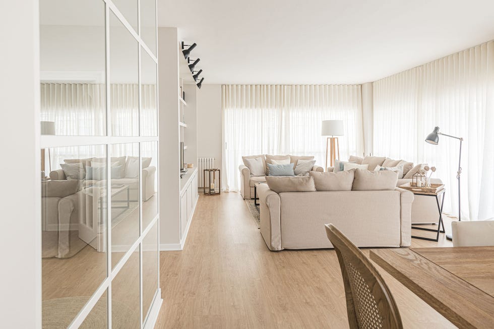 salón natural con librería blanca a medida y sofás beige