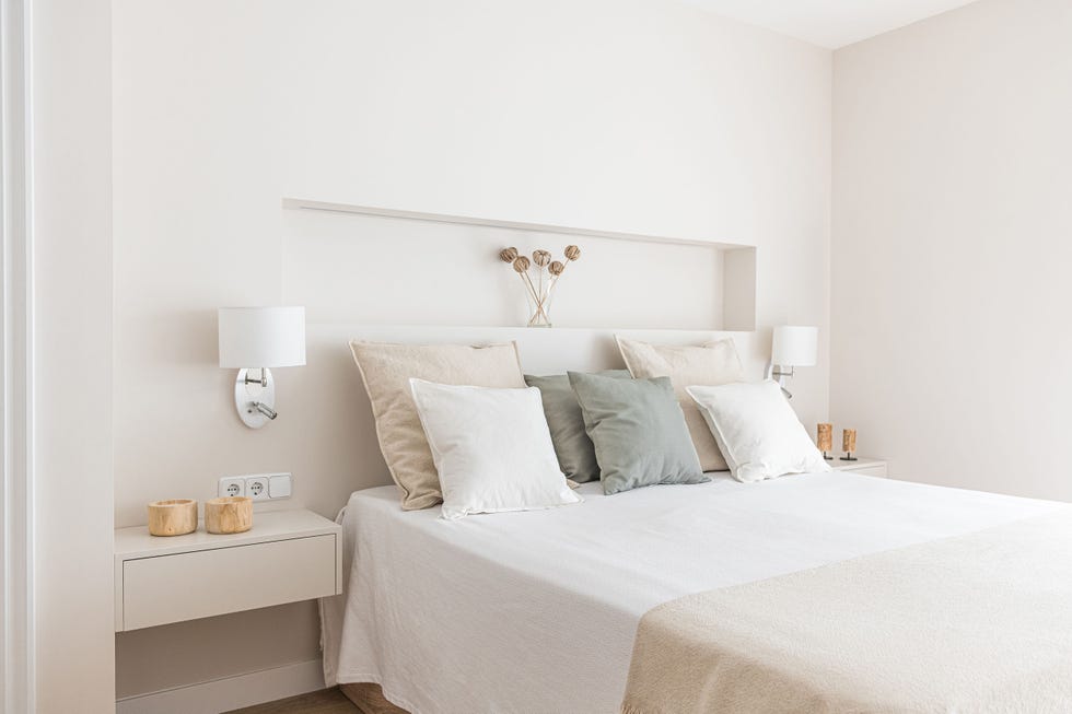 dormitorio moderno decorado en beige con hornacina
