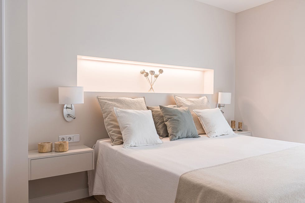 dormitorio moderno decorado en beige con hornacina