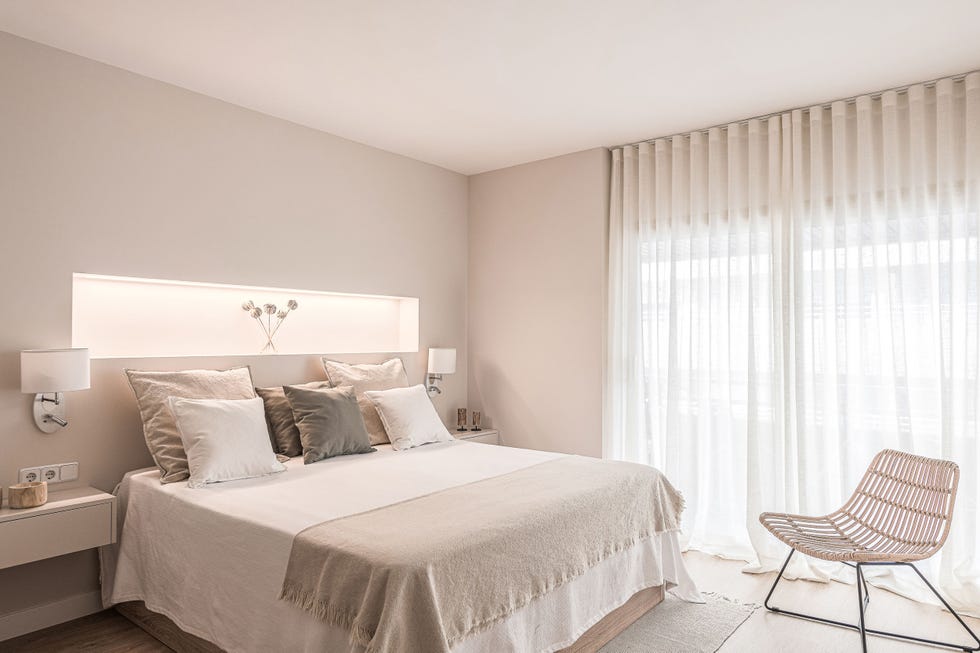 dormitorio moderno decorado en beige con hornacina