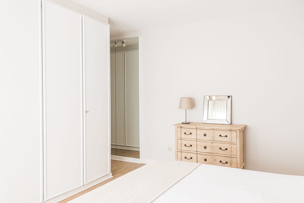 dormitorio con vestidor blanco en suite