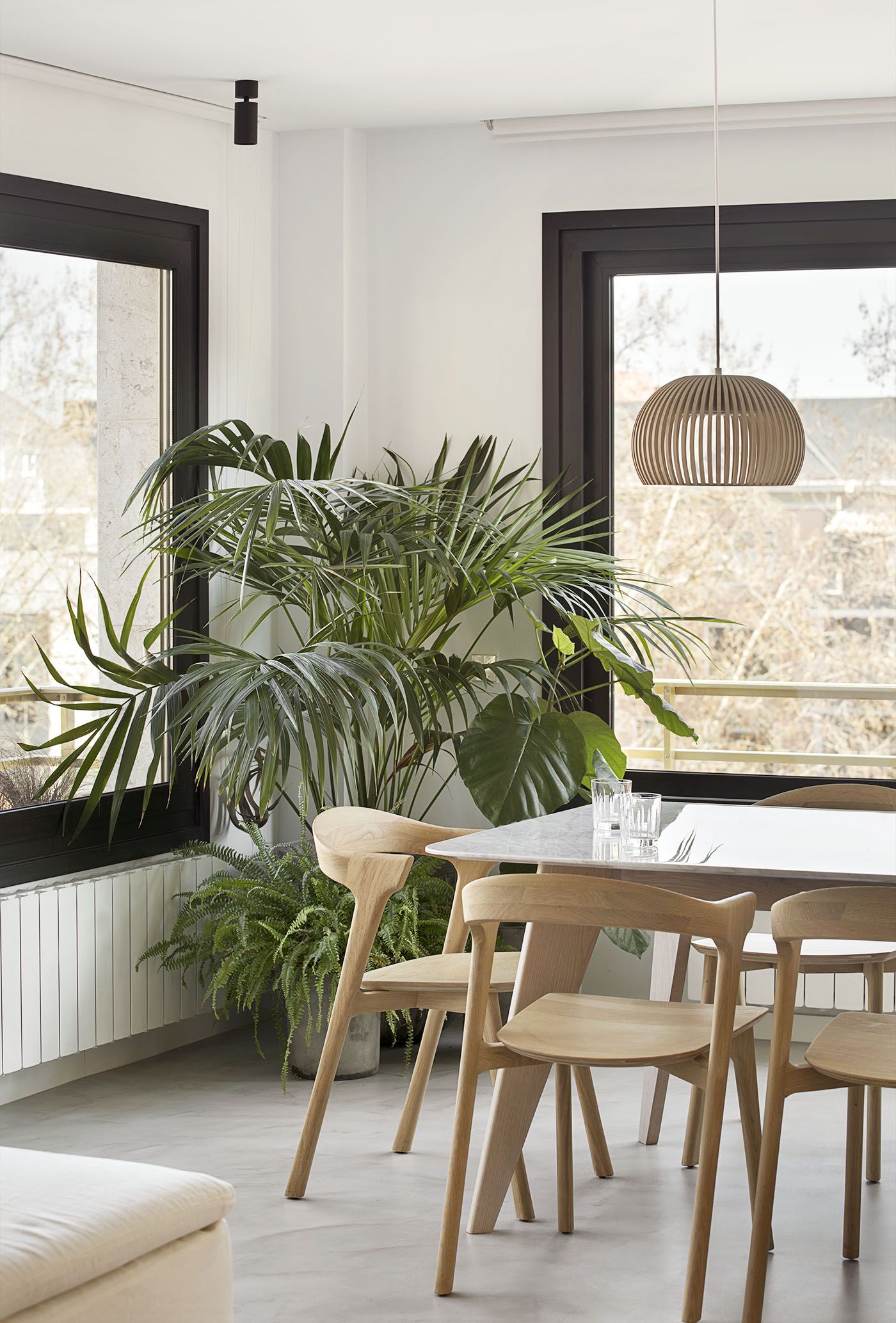 Un salón-comedor decorado con plantas y estilo natural