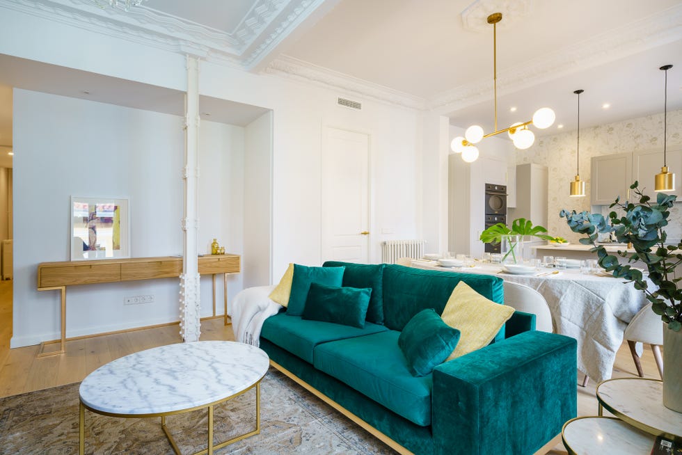 salón comedor abierto a la cocina con diseño señorial