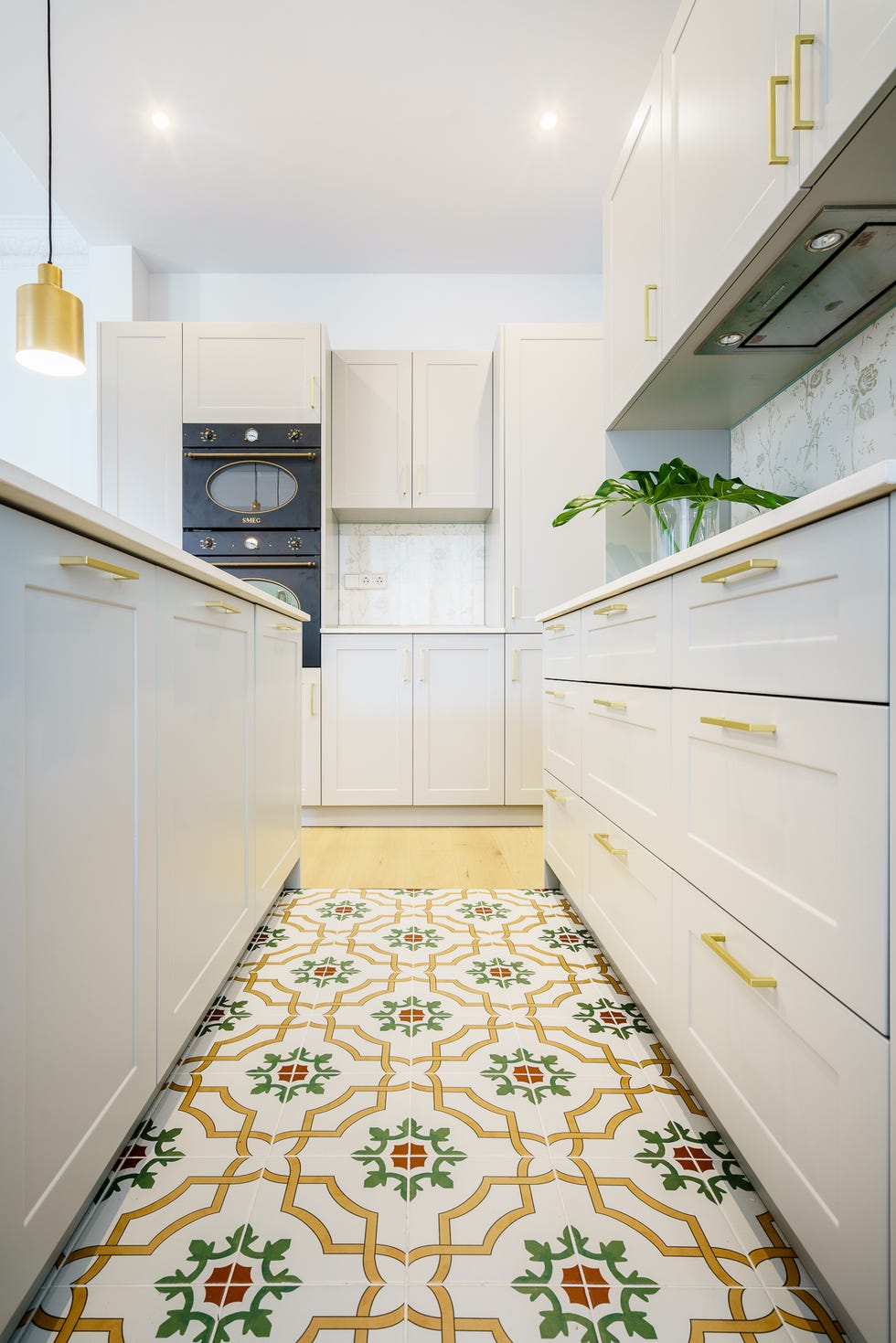 cocina con suelo vinílico estilo hidráulico