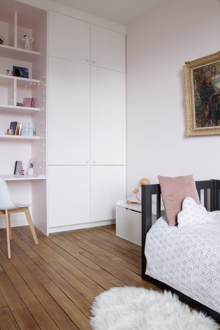 habitación infantil con armario blanco y zona del escritorio en rosa