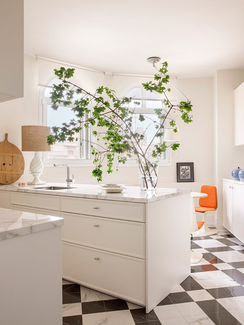 cocina blanca con isla central y office y suelo tipo damero
