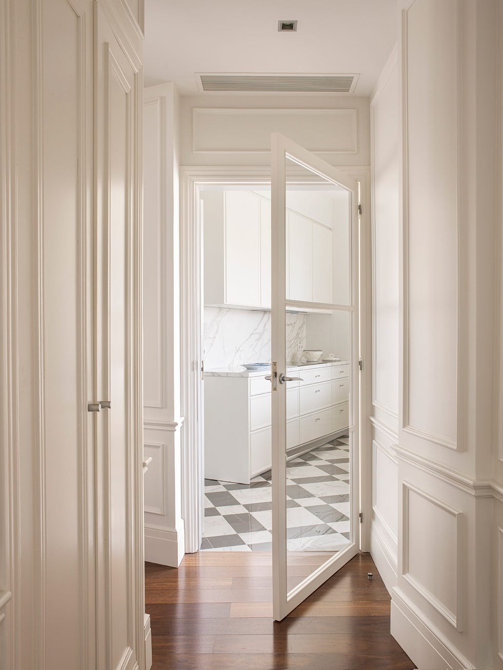 cocina blanca de estilo clásico