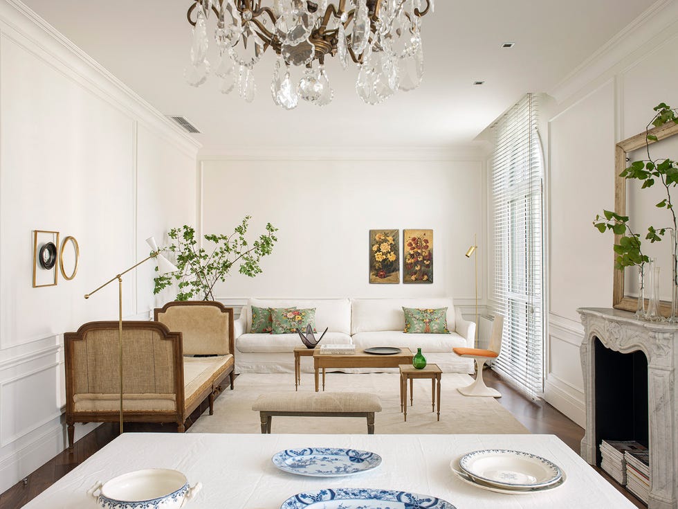 salón de estilo clásico actual con muebles de anticuario