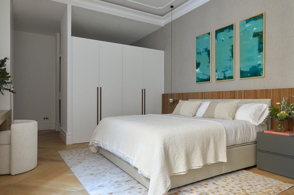 dormitorio con cabecero de palillería de madera