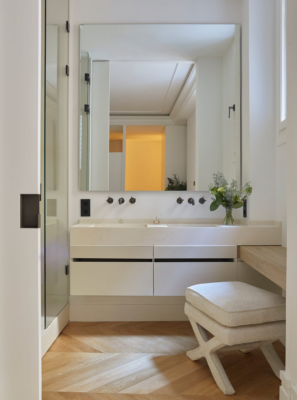 mueble de lavabo volado con tocador anexo