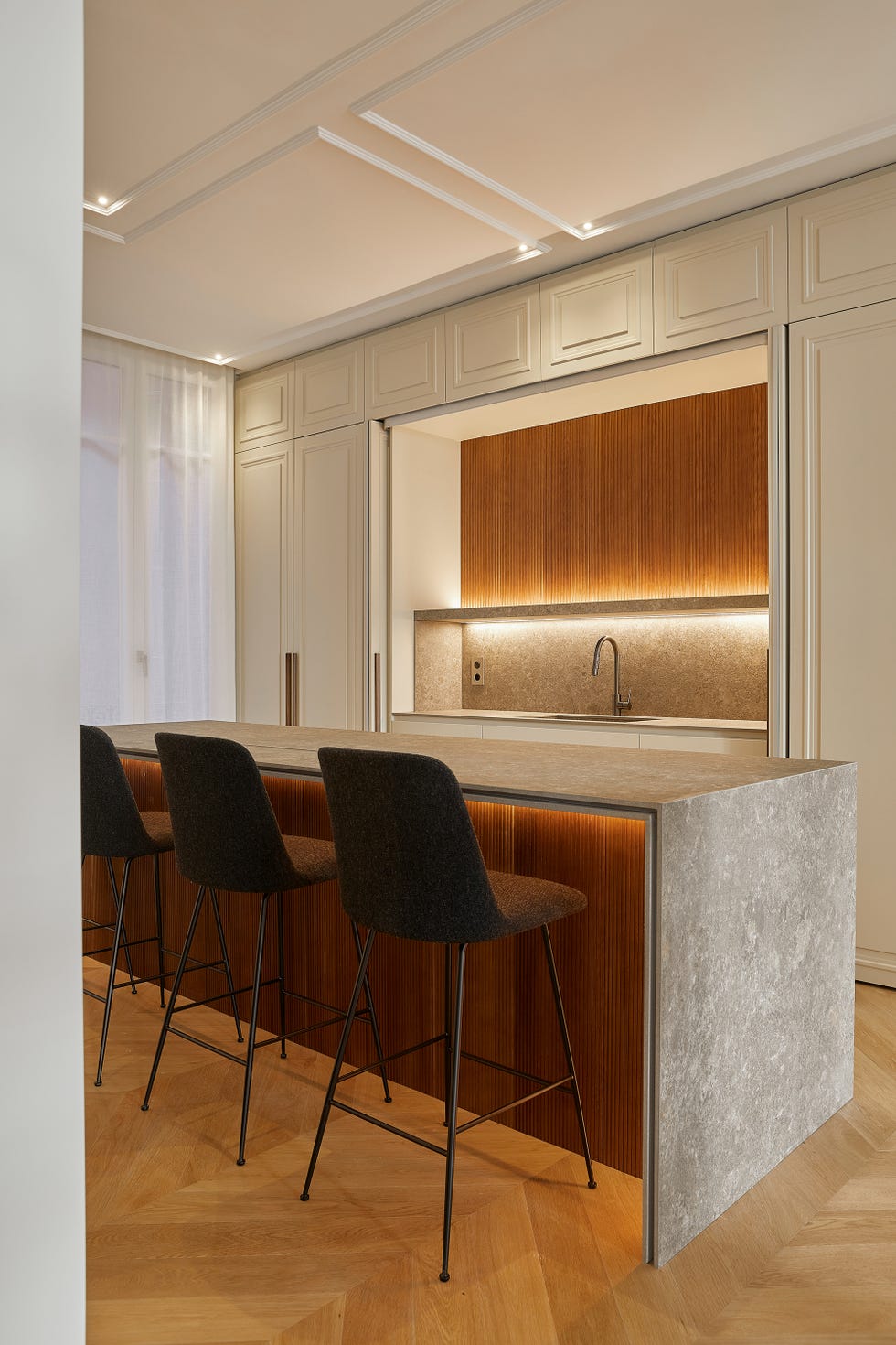 cocina con isla central y taburetes