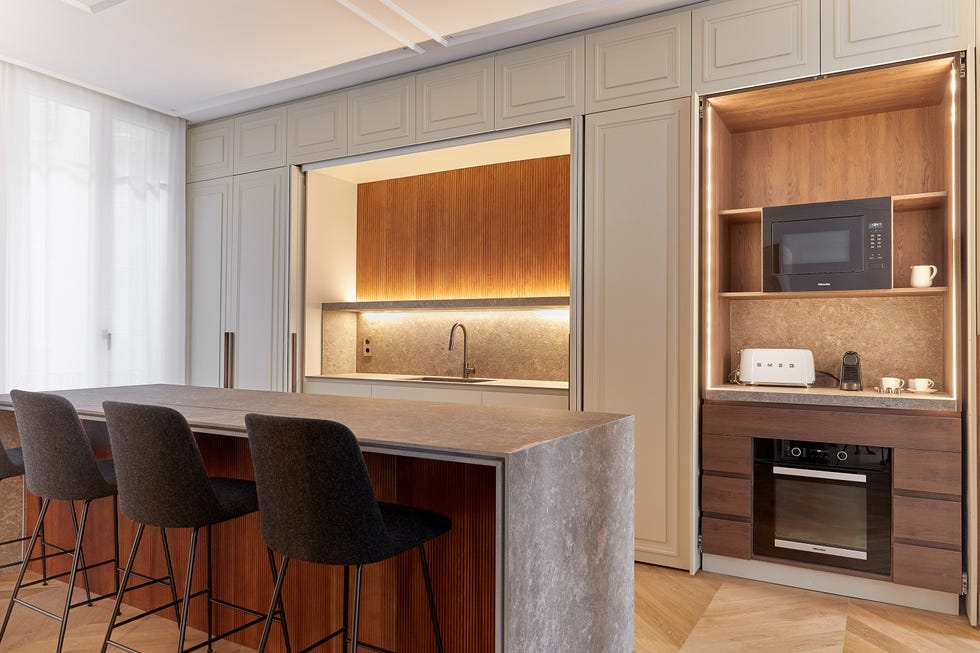 cocina con isla central y puertas escamoteables