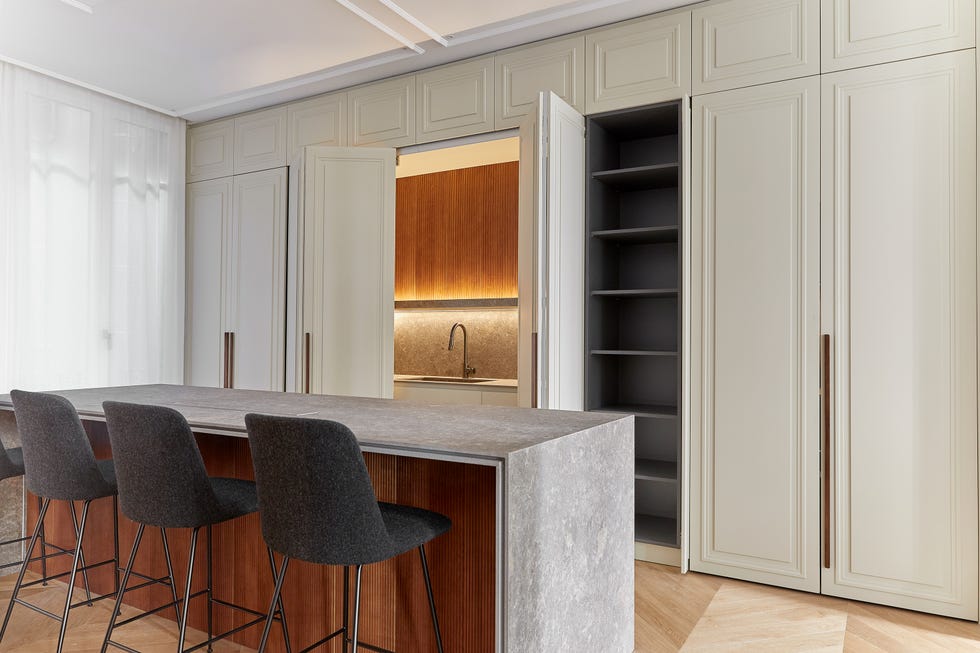 cocina con isla central y puertas escamoteables